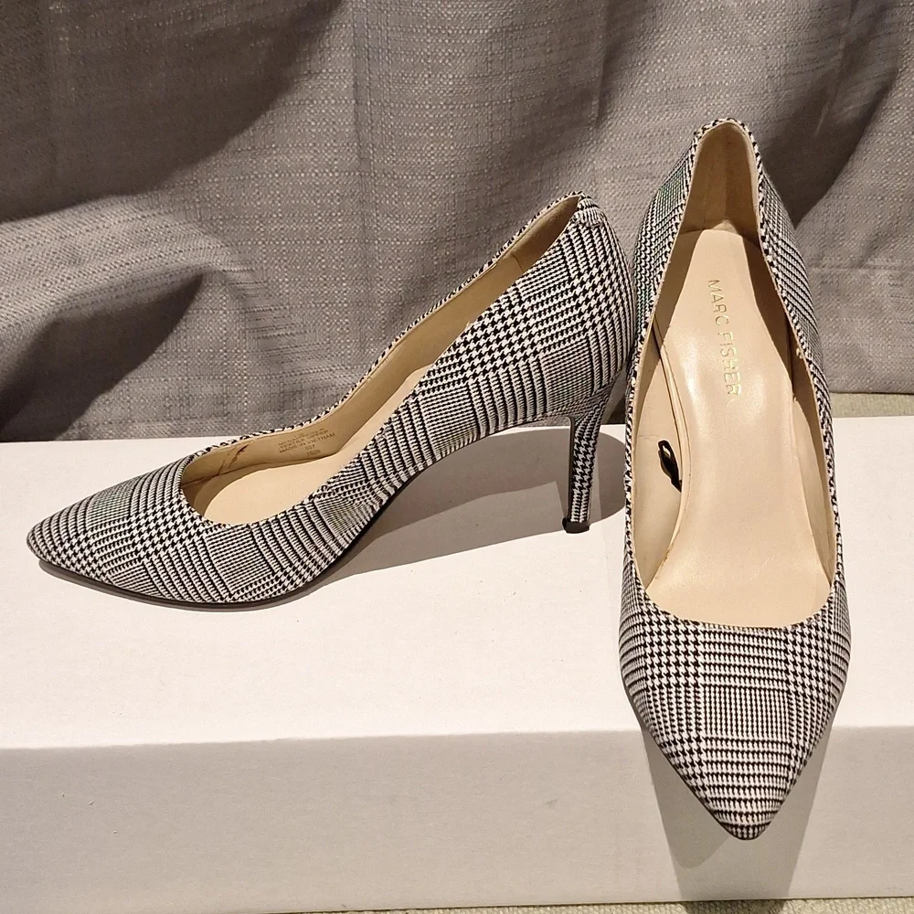 Marc Fisher Darren Black And White Hounds Tooth Pointy Toe Pump Size 7 M